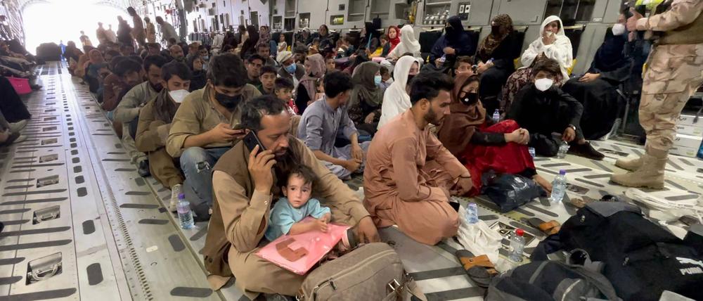 Flüchtlinge werden nach dem Sieg der Taliban aus Afghanistan ausgeflogen: Familien werden getrennt, die Sorge um Angehörige ist groß.