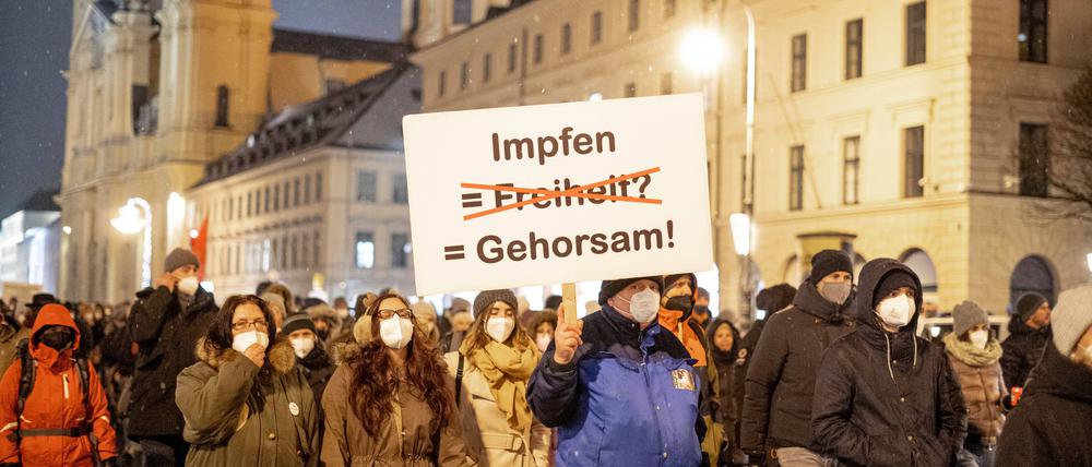 Am 8. Dezember 2021 versammelten sich 1600 bis 1800 Querdenker, Impfskeptiker und Verschwörungsideologen in München, um dort gegen alle Corona-Maßnahmen wie 2G/3G und auch gegen eine Impfpflicht zu demonstrieren.