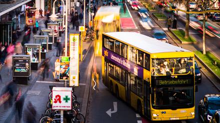 Linienbusse der BVG kommen im Berliner Verkehrsgewusel immer langsamer voran.