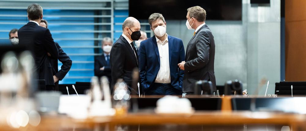 Bundeskanzler Olaf Scholz (l, SPD) mit Wirtschaftsminister Robert Habeck (Grüne) und Finanzminister Christian Lindner (FDP) im Kanzleramt vor der wöchentlichen Kabinettssitzung. 