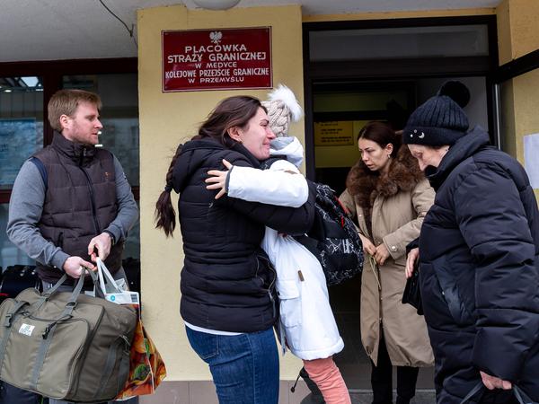 Zahlreiche Ukrainer fliehen per Zug nach Polen.