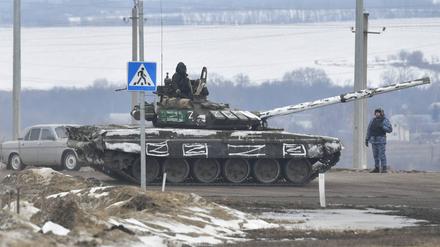 Ein russischer Panzer fährt an der Grenze zur Ukraine auf.