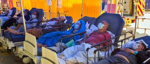  Covid-19-Patienten liegen auf Betten vor dem Caritas Medical Center in Hongkong