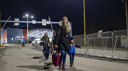 Eine Frau mit ihrem Kind an der Grenze der Slowakei zur Ukraine.