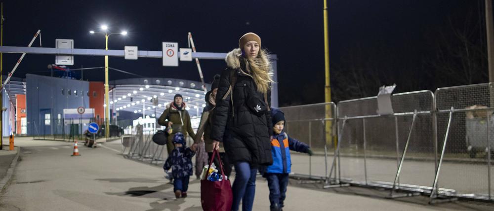Eine Frau mit ihrem Kind an der Grenze der Slowakei zur Ukraine.
