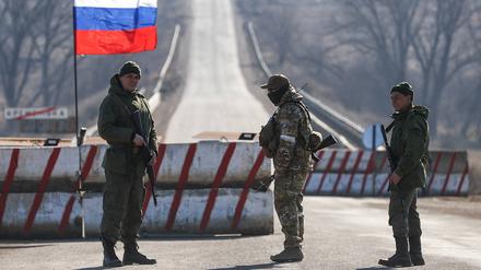 Russen errichten Checkpoints an der Frontlinie. Sie lassen Ukraine im kampffähigen Alter nicht passieren.
