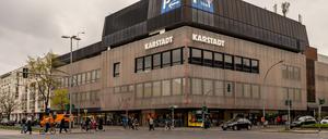  An der südöstlichen Ecke des Leopoldplatzes steht das 1978 eröffnete Kaufhaus Karstadt. 
