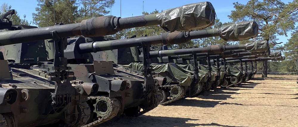 Eine Reihe von Panzerhaubitzen des Typs M109 Paladin der US-Armee in Litauen.