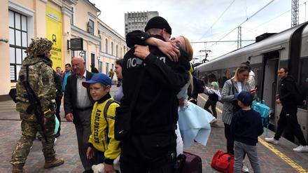 Wieder vereint: Ein Ukrainer in Uniform begrüßt am Bahnhof von Charkiw seine Freundin, die vorübergehend das Land verlassen hatte.