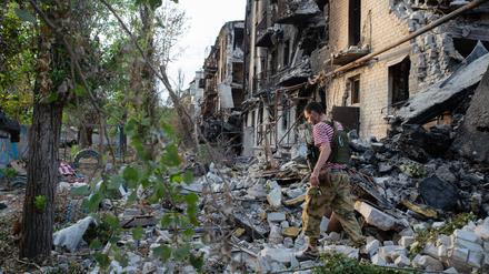 Ein russischer Separatist inspiziert zerstörte Gebäude im eroberten Sjewjerodonezk.