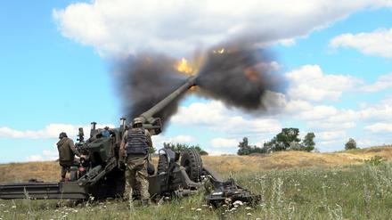 Ukrainische Soldaten feuern mit einer Haubitze im Donbass.
