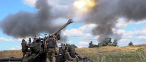 Ukrainische Soldaten feuern eine gezogene Haubitze im Osten der Ukraine ab. 