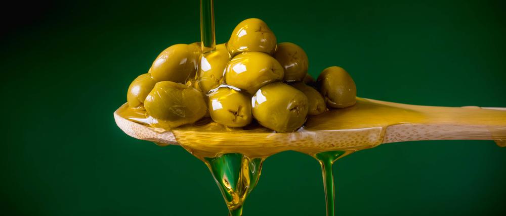 Olivenöl und Oliven.