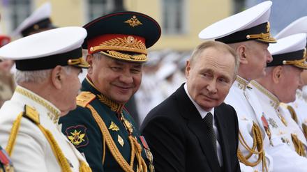 Wladimir Putin mit seinem Verteidigungsminister Sergej Schoigu