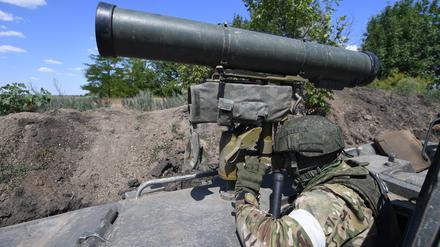 Ein russischer Soldat bedient eine Anti-Panzer-Rakete.