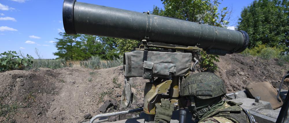 Ein russischer Soldat bedient eine Anti-Panzer-Rakete.