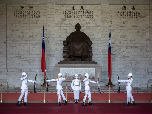 Die Statue des Diktators Chiang Kai-shek (1887–1975) steht nach wie vor in einer Gedenkhalle im Zentrum von Taipeh.