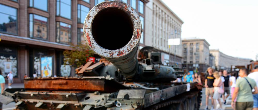 Ein zerstörter russischen Panzer - ein Kunstobjekt?