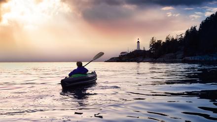 Die Howe-Sound-Bucht ist bei Naturfans beliebt, hier eine Paddlerin in der Wintersonne.
