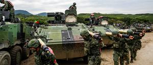 Taiwanesische Soldaten während einer Artillerieübung im September. Der Inselstaat will künftig stärker auf asymmetrische Verteidigung setzen.