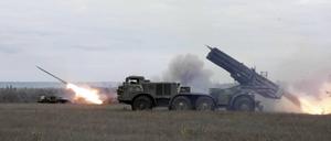 Russische BM-21 Mehrfachraketenwerfer im Einsatz im Krieg gegen die Ukraine.  