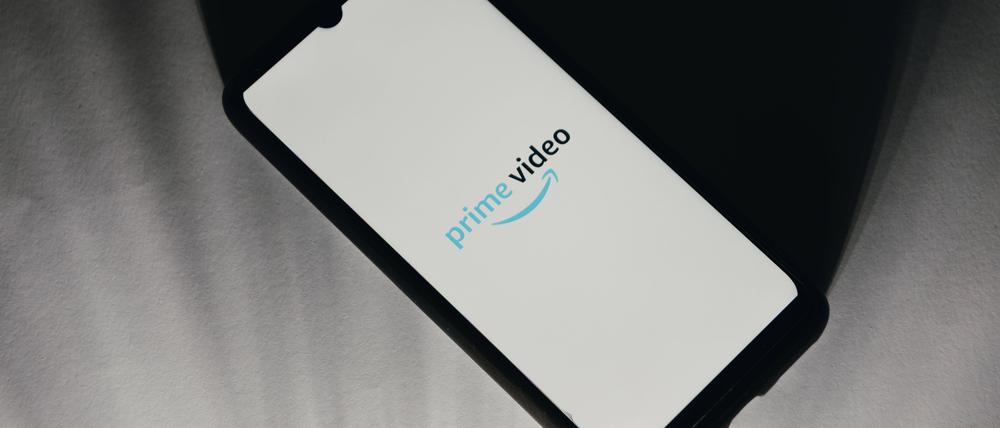 Das Logo von Amazon Prime Video auf einem Handydisplay.