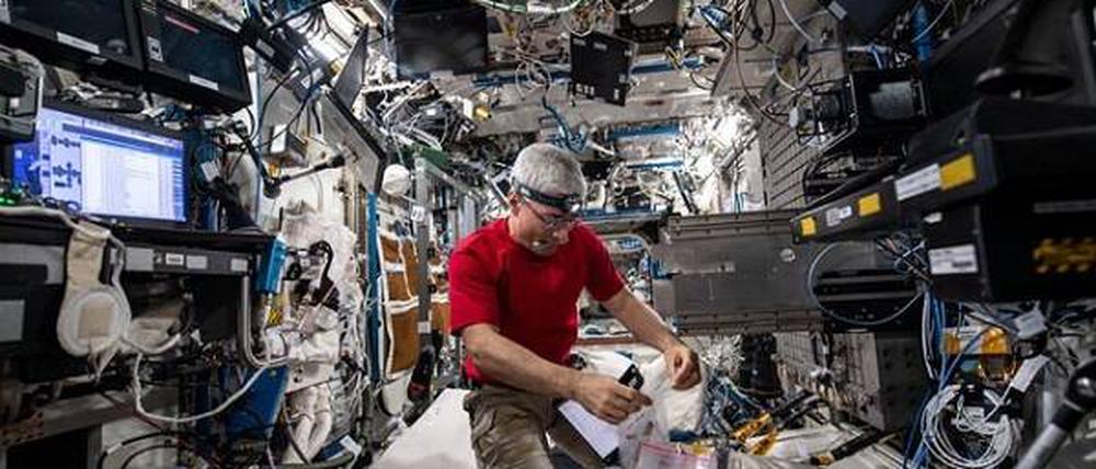 NASA-Astronaut Mark Vande am 15. März 2022 an Bord der internationalen Raumstation.