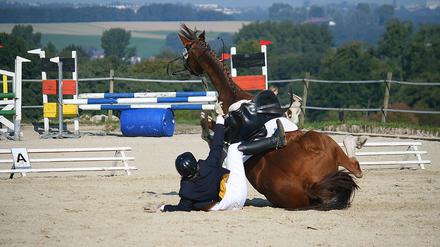 Wenn Pferd und Reiter stürzen, kann das schwerwiegende Folgen haben.