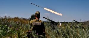 Ukrainische Soldaten feuern mit einem Raketenwerfer auf russische Stellungen im Süden.