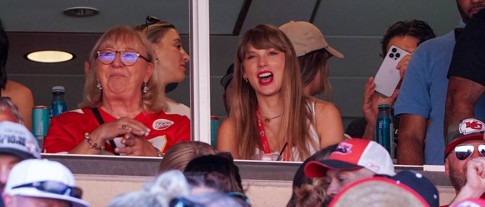 Taylor Swift und Donna Kelce schauen gemeinsam das Spiel.