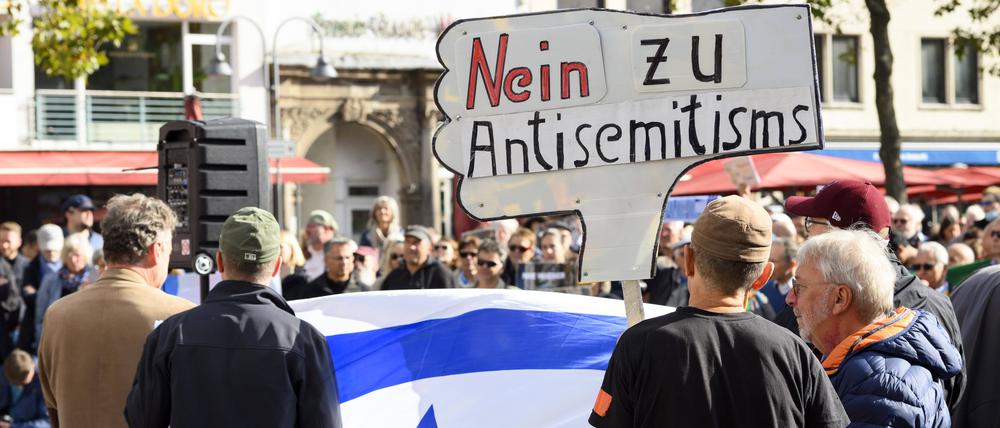 Köln am 14. Oktober 2023: Teilnehmer einer pro-israelischen Demonstration protestieren für Solidarität mit Israel.