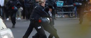 18.10.2023: Verbotene Pro-Palästina-Demo auf der Sonnenallee Ecke Reuterstraße im Bezirk Neukölln; es haben sich rund 200 Menschen versammelt, Polizisten nehmen einen Mann vorläufig fest.