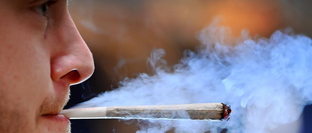Ein junger Mann raucht einen Joint (Archivbild).