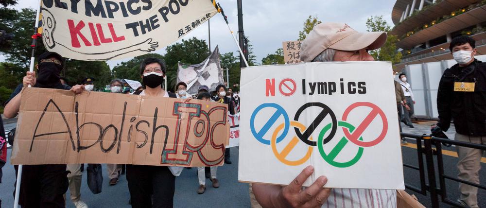 Je näher die Olympischen Spiele rücken, desto größer wird auch der Widerstand - wie hier Anfang Mai bei einer Demonstration in Tokio. 