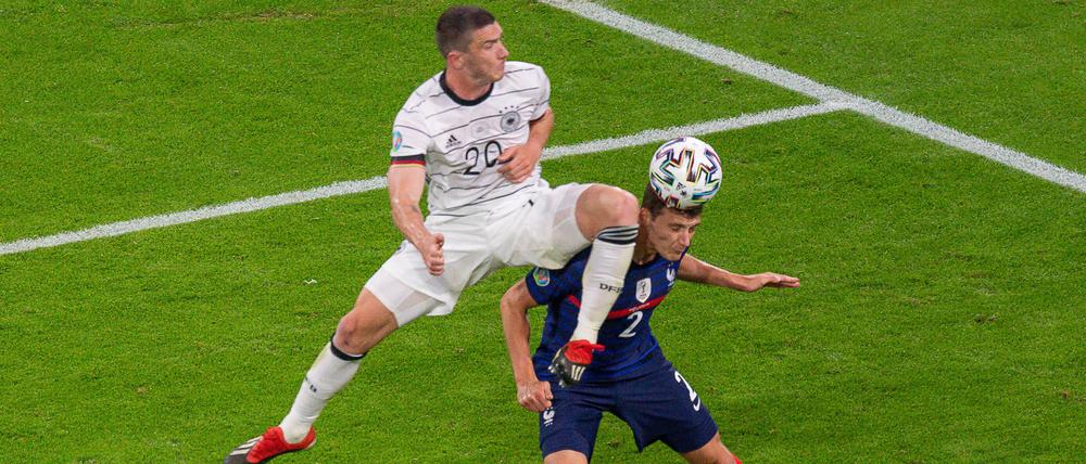 Der deutsche Nationalspieler Robin Gosens trifft den französischen Nationalspieler Benjamin Pavard mit dem Knie am Kopf.