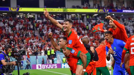 Die marokkanischen Spieler feiern ihren Sieg gegen Portugal - und den Einzug ins WM-Halbfinale.