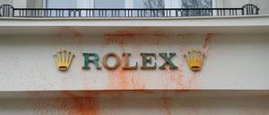 Im Namen des Klimas: Mit einem Feuerlöscher und Farbe hatte die zweifache Mutter aus Berlin die Rolex-Filiale am Ku’damm attackiert.