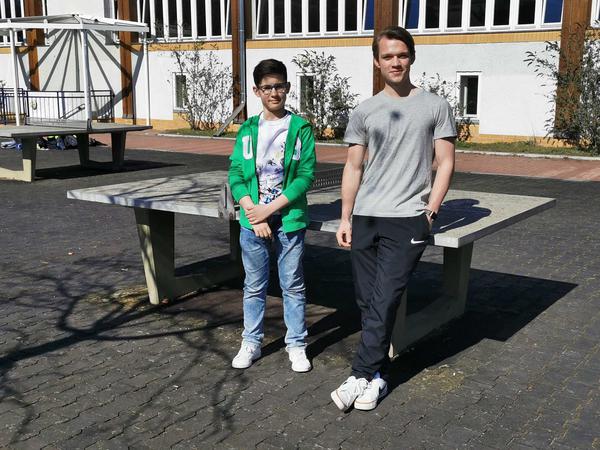 Artem (links) und Tilmann kümmern sich am Dreilinden-Gymnasium um die ukrainischen Schüler:innen. 