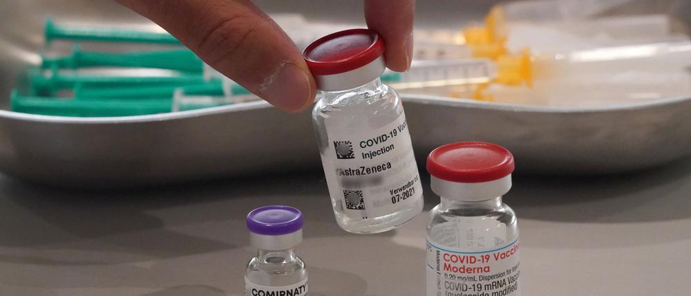 Corona-Impstoff macht reich - doch niemand übt Druck auf die Pharmaindustrie aus.