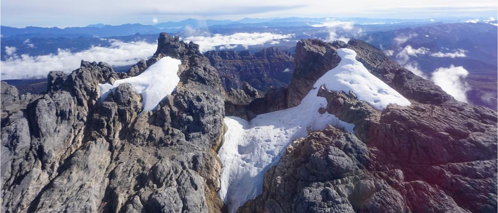 Der Puncak Jaya Gletscher. Einer der wenigen tropischen Gletscher der Welt in der indonesischen Provinz Papua ist wegen der zunehmenden Erderwärmung in Gefahr. 