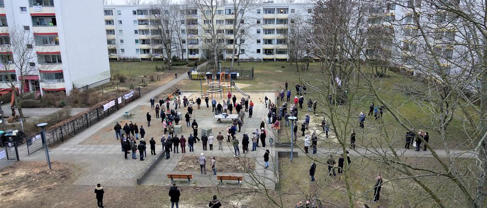 Anwohner protestieren gegen die Bebauung eines Innenhofs in Lichtenberg.