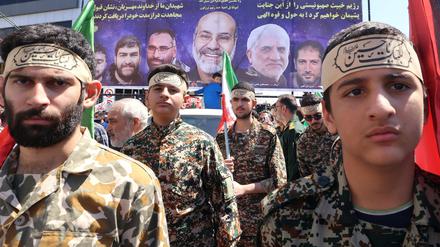 Trauer und Wut: Iraner nehmen Abschied von sieben Mitgliedern der Revolutionsgarden, darunter zwei Generäle, die bei einem mutmaßlichen Angriff Israels in Damaskus getötet wurden. 