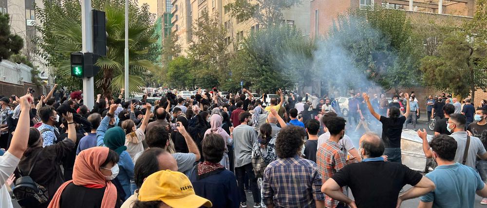 Menschen während einer Demonstration für die verstorbene Mahsa Amini am Montag in Teheran. 