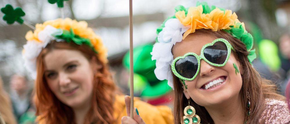 Iren feiern in Berlin den traditionellen St. Patricks Day mit einer Parade. St. Patrickís Day Berlin

Irish celebrate in Berlin the traditional St Patricks Day with a Parade St  Day Berlin