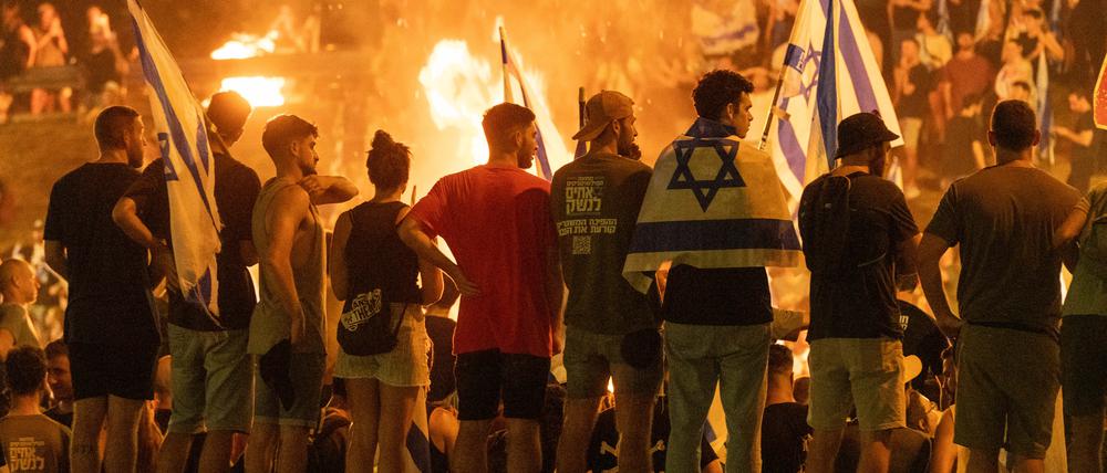 Protestierende in Tel Aviv am Montag, nachdem die Regierung eine umstrittene Klausel der Justizreform verabschiedet hatte. Am Donnerstagabend soll es eine weitere große Kundgebung in der Küstenstadt geben.