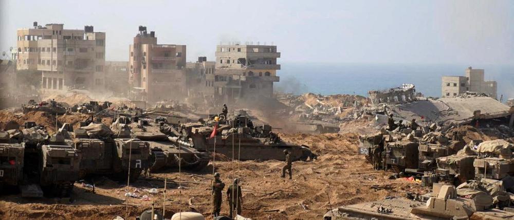 Dieses von der israelischen Armee am 5. November 2023 veröffentlichte Bild zeigt israelische Panzer und Soldaten, die an einem Ort im nördlichen Gazastreifen stationiert sind.