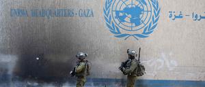 Israelische Soldaten vor dem Hauptquartier von UNRWA im Gazastreifen. 