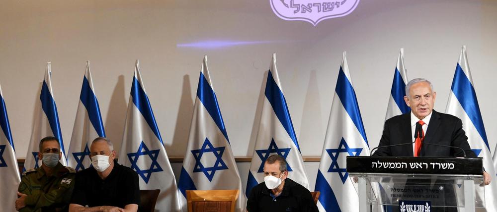 Benjamin Netanjahu (r.) gab am nach dem Raketenbeschuss aus dem Gazastreifen eine Erklärung ab.  Foto: Amos Ben-Gershom/GPO/dpa