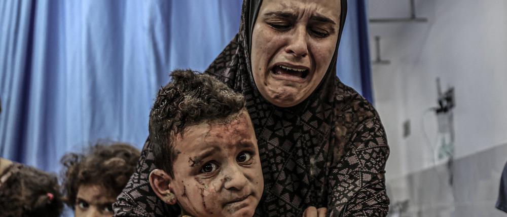 Verzweiflung, Not, Trauer: Das Al-Schifa-Krankenhaus im abgeriegelten Gazastreifen droht internationalen Hilfsorganisationen zufolge zu einem „Schauplatz der Verwüstung“ zu werden.