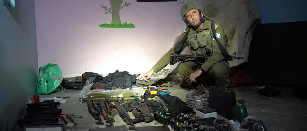 Israels Militärsprecher Daniel Hagari zeigt die Hinweise auf einen Hamas-Unterschlupf.